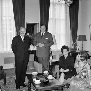 126612 Afbeelding van het bezoek van W.R. Tyler (links, ambassadeur voor de Verenigde Staten in Nederland) aan C. Th. ...